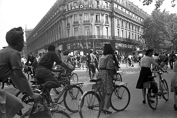 Vélos sur le boulevard des Capucines, après l'août de 1944