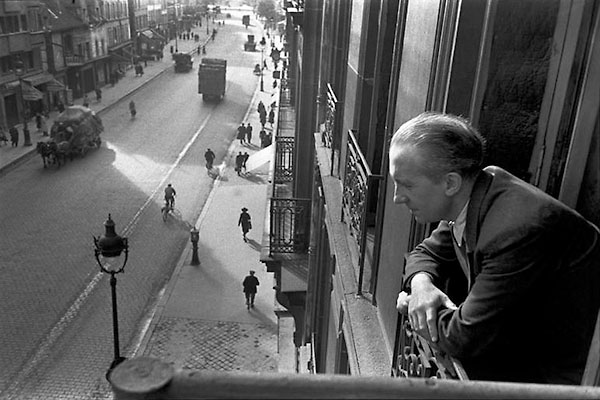 Paul Éluard à la fenêtre de son appartement à Paris